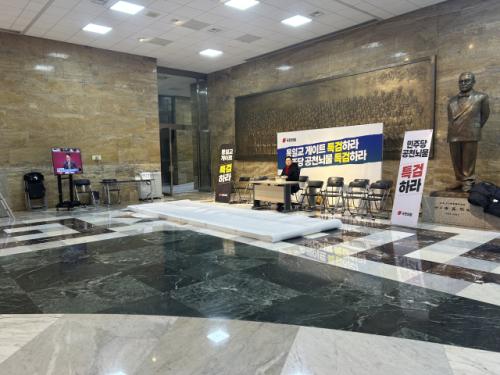 '단식' 장동혁이 읽고 있던 책은... '○○전쟁 이야기'