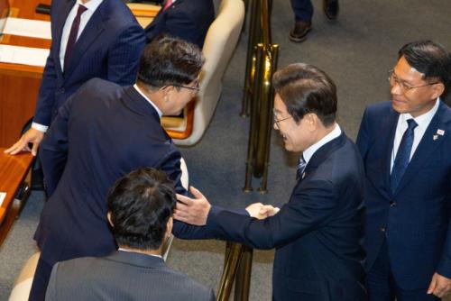 [속보] "총리임명 안돼" 권성동…李대통령 "알았다"며 팔 '툭'