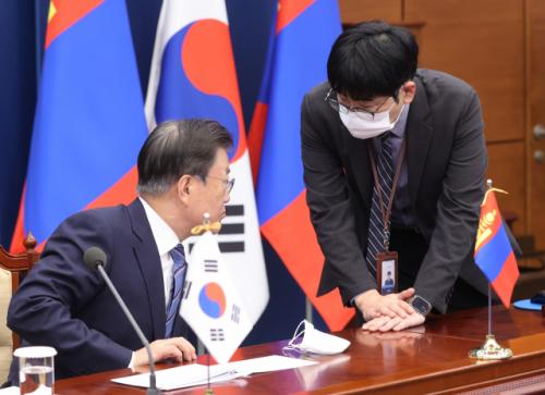 文, 탁현민과 유튜브 시작한다…"11월 중 만날 수 있을 것"