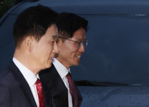 [속보] 김문수, 박정희 생가 방문 뒤 박근혜 사저 도착…"박근혜 명예 회복돼야"