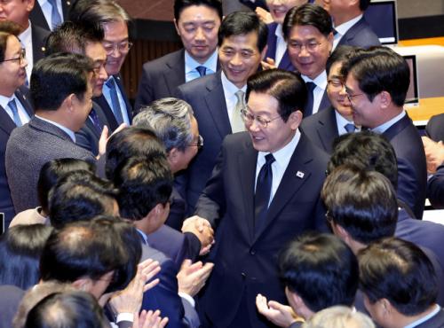 與 "작년 尹 시정연설 거부하더니, 올해는 국힘이 보이콧…파렴치"