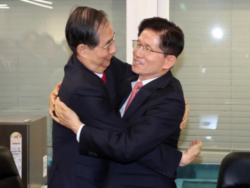 '포옹'으로 시작한 김문수-한덕수 회동…金 선대위원장 제안에 韓 "논의하겠다"