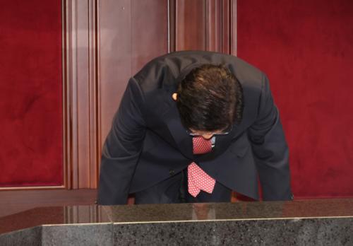 '큰절' 올린 김문수 "애태운 국민께 사과…이재명 세력 심판"