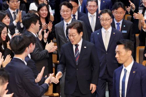 李대통령 "공무원 보수 '최저임금' 수준이라는 진짜인가... 개선 필요"