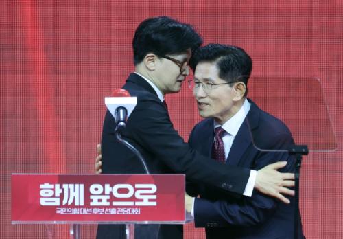 한동훈, 김문수 결단 촉구 "계엄·반탄 사과하고 尹 출당 조치"