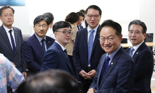 ‘전국민 민생지원금 포함’ 35조 추경…‘선심성 현금 살포’ 우려 증폭