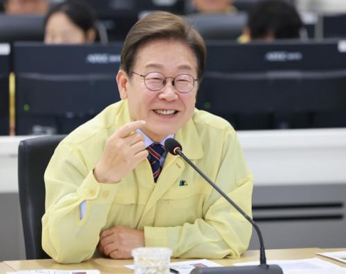 대통령실 "尹정부 '어공'들, 일 안하는데 월급은 다 받아가"