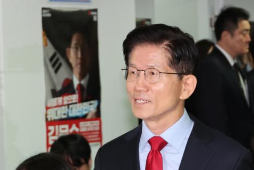 김문수 대선 후보 등록 완료 …"걱정해준 국민 당원에 감사"