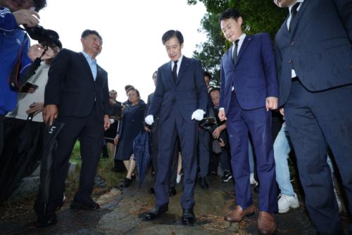 광주서 전두환 표지석 밟은 조국 "尹 운명도 이럴 것 확신"