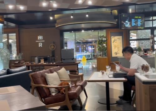 '짝퉁 스타벅스·이케아'…北 새로운 소비문화 확산