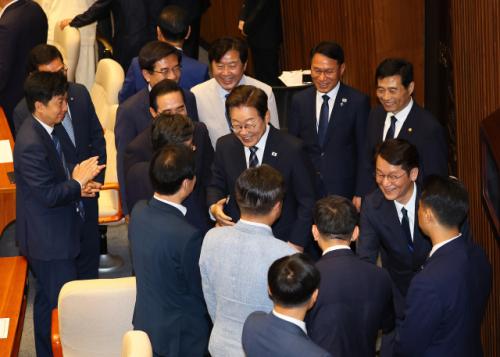 李 시정연설에 與 도열·박수로 환대…野 '김민석 지명 철회' 요청