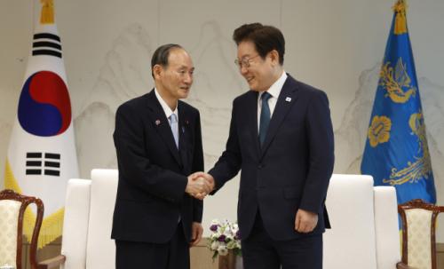 李대통령 "한일, 같은 앞마당 쓰는 이웃…국민들 간 교류 늘어 다행"