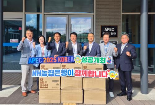 농협은행 경북본부·경북도의회 초우회, APEC 준비 근로자에 쿨링키트 지원